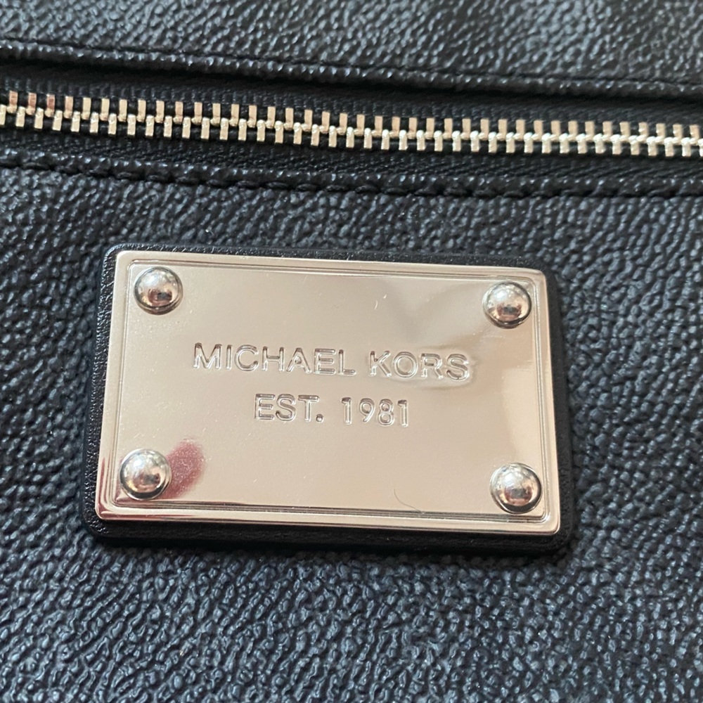 Small Michael Kors hand purse - Picture 2 of 2